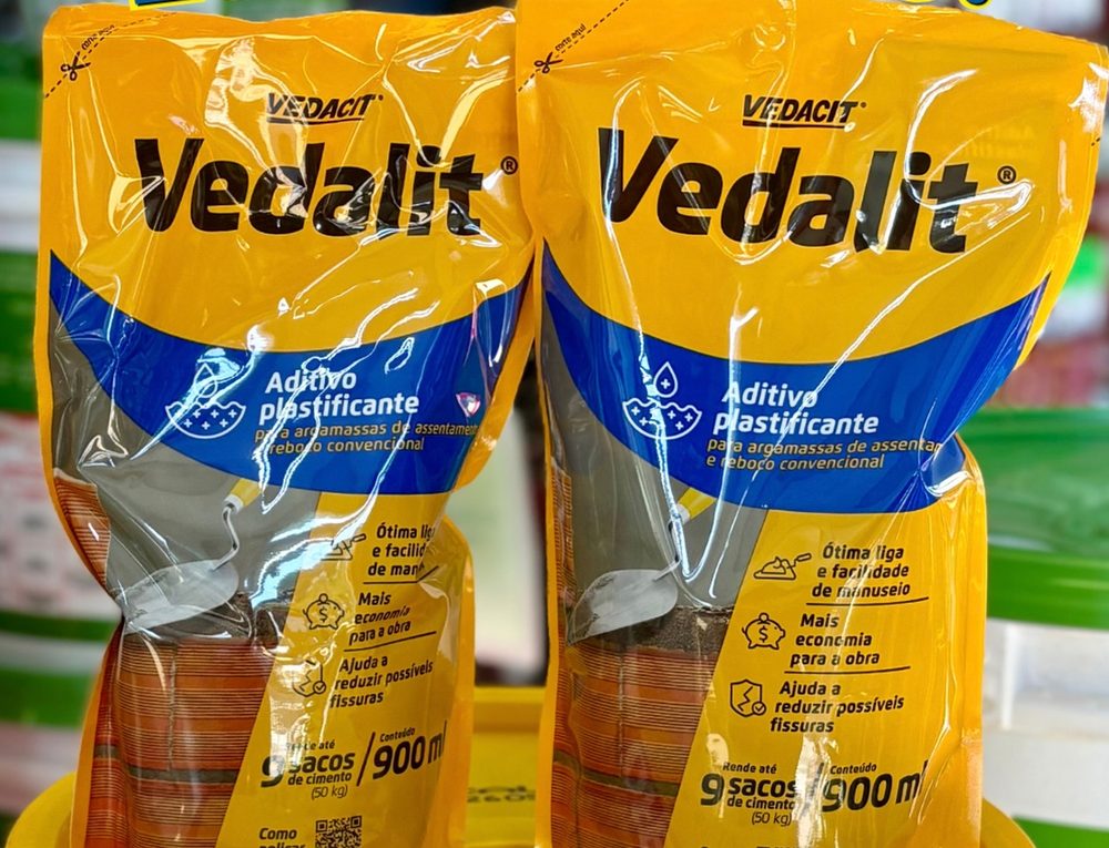 Dois sacos de aditivo plastificante para argamassa em exposição na loja
