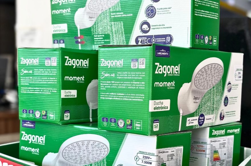 Caixas de chuveiros elétricos empilhadas na loja